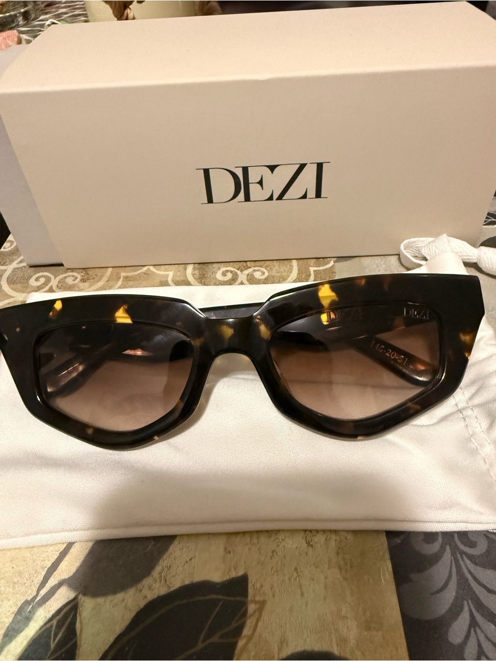 DEZI- ON READ Sunglasses